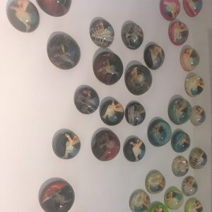 RITRATTO DI DONNA, 2015, installazione di 65 elementi, foto e resina, dimensione variabile